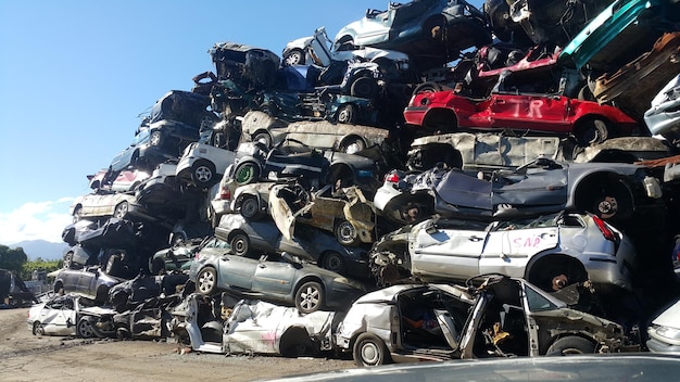 Photo cars on street against sky