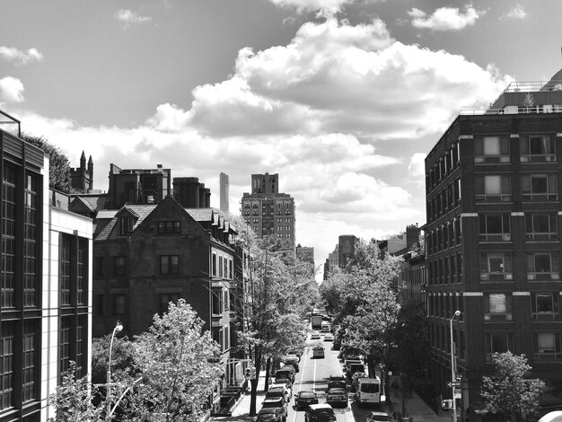 Photo cars on street amidst buildings against sky