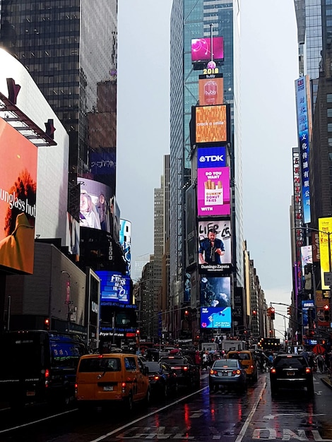 Foto auto per strada e edifici con cartelloni pubblicitari in città