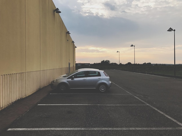 Foto auto per strada in città contro il cielo