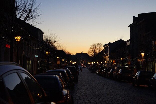 Photo cars on street in city at dusk