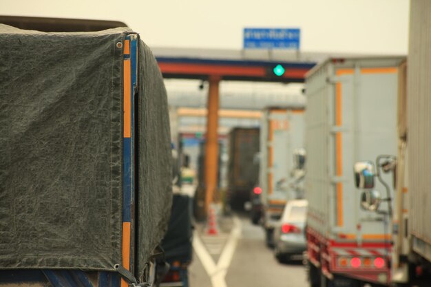 Foto auto per strada in città