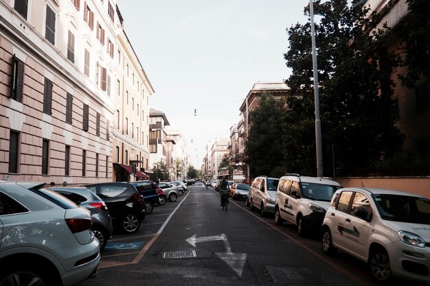 Foto auto per strada in città