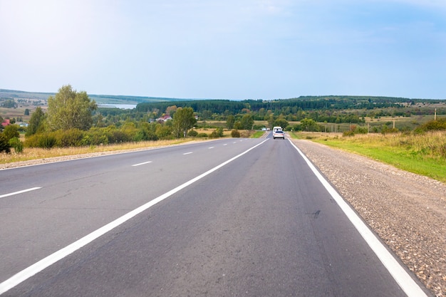 途中の車、国の道路の交通。