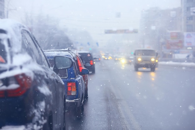 冬の道路交通渋滞都市の車/都市高速道路の冬の天気、霧と雪の道の車からの眺め