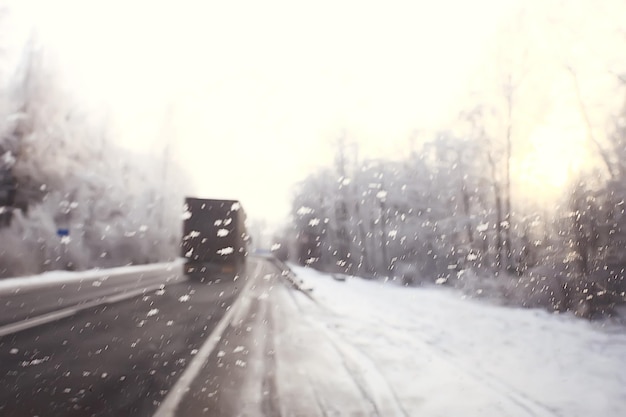 冬の道路交通渋滞都市の車/都市高速道路の冬の天気、霧と雪の道の車からの眺め