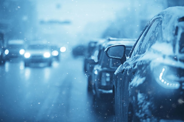 冬の道路交通渋滞都市の車/都市高速道路の冬の天気、霧と雪の道の車からの眺め