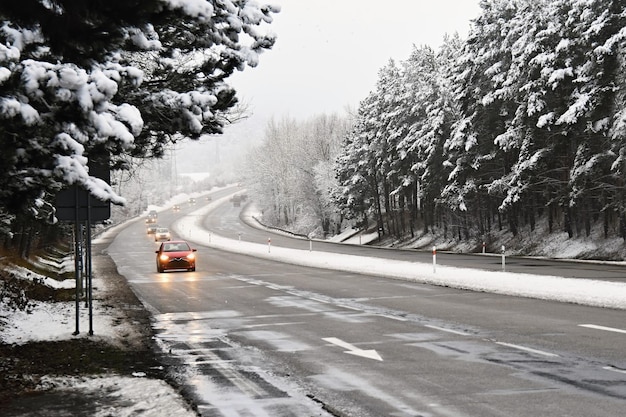 Photo cars on winter road with snow dangerous automobile traffic in bad weather