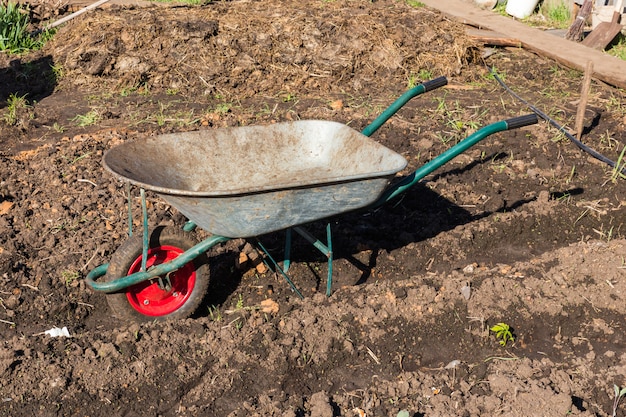 Carrello per trasportare merci in giardino