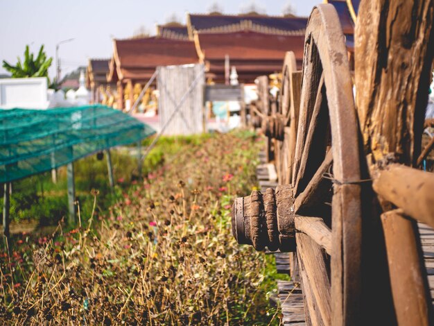 Колеса телег и деревянные пешеходные дорожки в храме, называемом Ват Пипат Монгкол или Золотой Будда Таиланд