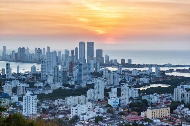 Cartagena skyline Colombia stad zee wolkenkrabbers zonsondergang schemering