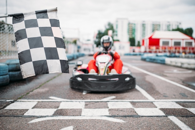 Carting racer op startlijn, vooraanzicht