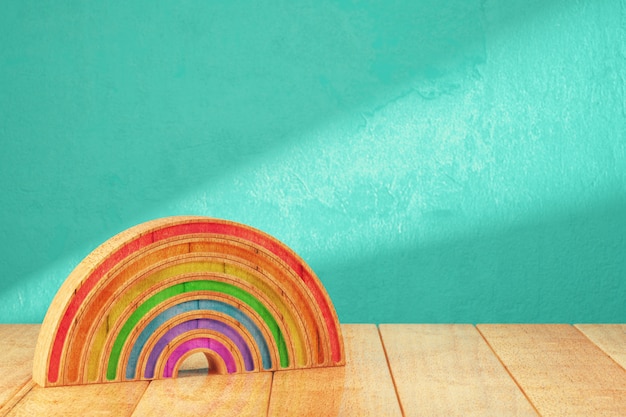 Cartoon stijl regenboog op houten tafel