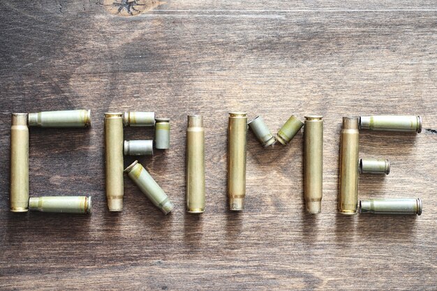 Cartridges op een houten achtergrond inscriptie over de oorlog