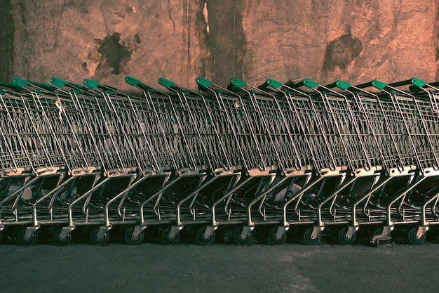 Foto carrelli immagazzinati nel supermercato