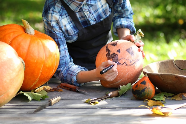 ハロウィーンのカボチャを彫る