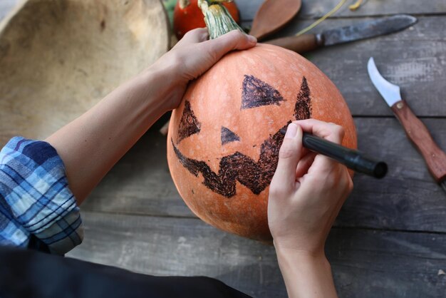 ハロウィーンのカボチャを彫る