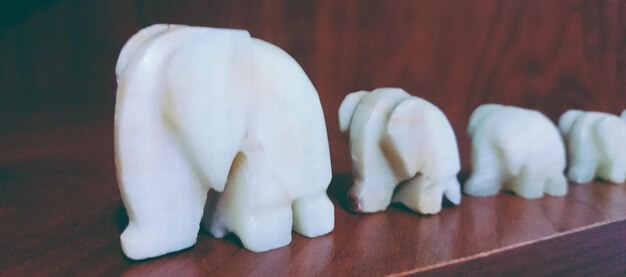 写真 テーブルの上の刻された食べ物