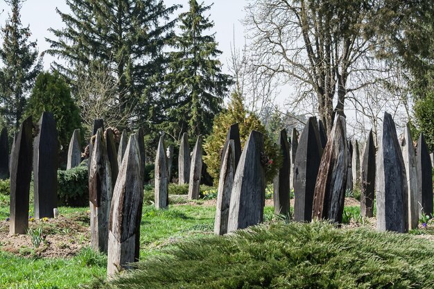 Carved wood pile as sepulcher, boat-shaped carved
grave-marker