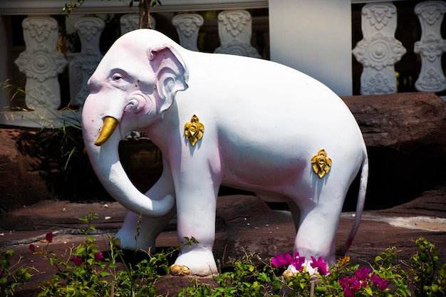 Carving beeldhouwkunst van legende wezens mythisch himmapan dier in Himavanta legendarisch bos voor Thaise mensen en buitenlandse reizigers reizen bezoek aan de Wat Don Khanak-tempel in Nakhon Pathom, Thailand