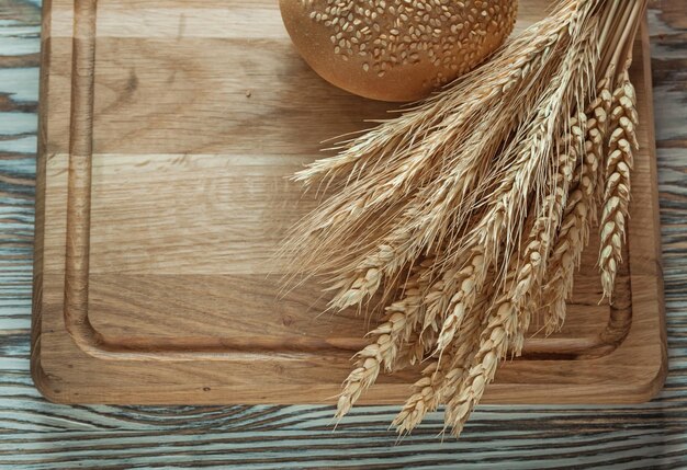 Carving board brood bos rogge oren op houten ondergrond