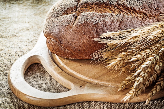 Carving board brood tarwe oren op vintage jute achtergrond