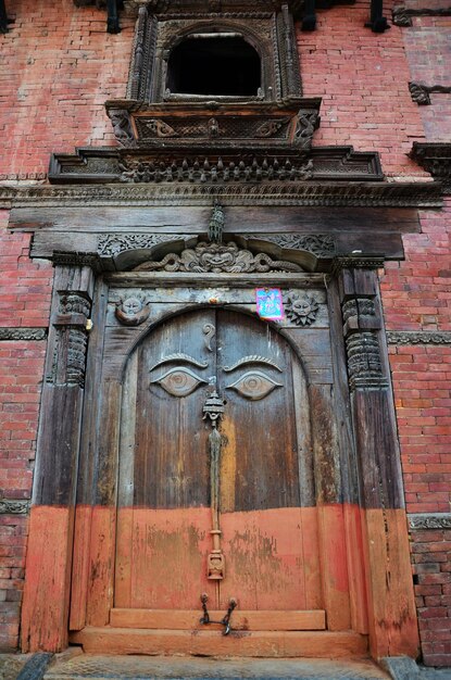 Carving kunst houten ogen van wijsheid Boeddha op antieke houten deur in oude nepalese architectuur en antieke oude ruïne Nepalees koninklijk paleis in Basantapur Katmandu Durbar Square Kshetra in Kathmandu, Nepal