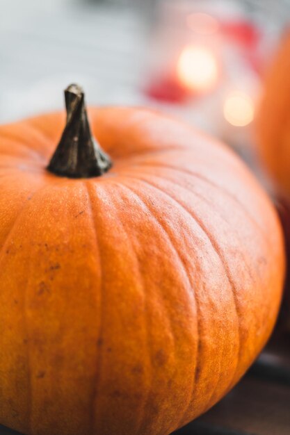 Foto intagliare la zucca nella stanza