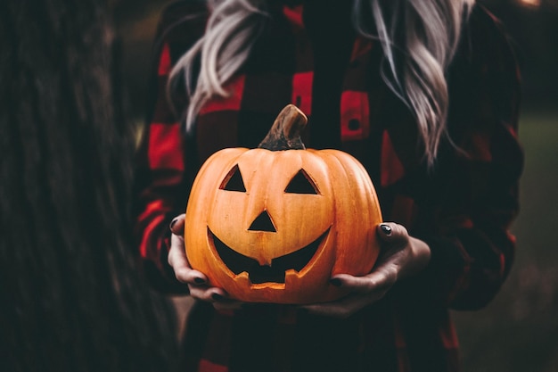 Foto intagliare la zucca nella stanza