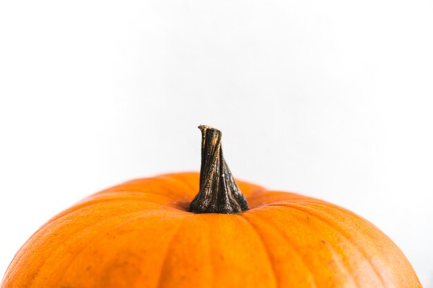 Foto intagliare la zucca nella stanza