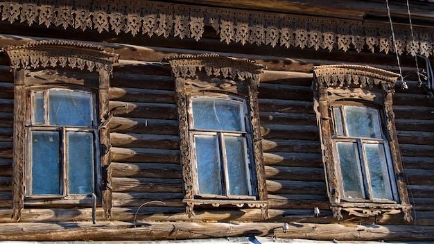 晴れた朝の古い商人の家の窓枠の彫刻