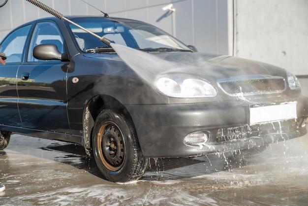 Carwash concept wasauto met hogedruk waterpistool