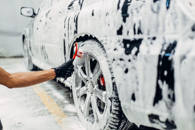 Carwash service, wielen wassen met borstel