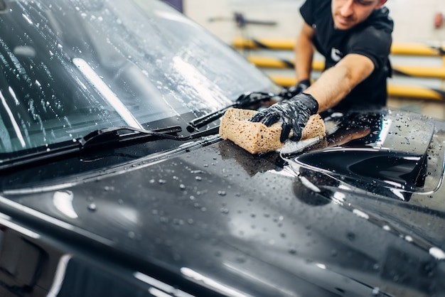 Servizio di autolavaggio, bicchieri di sapone da lavoro