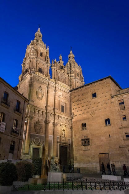 Casa de las Conchas en torens van de Clerecia verlicht in de schemering Salamanca Spanje