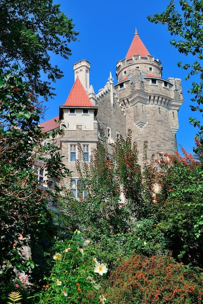 Casa Loma in Toronto met blauwe lucht