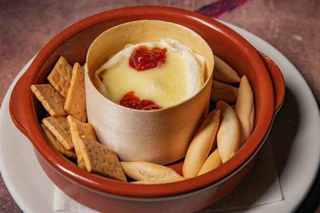 Casar cake met crackers close-up