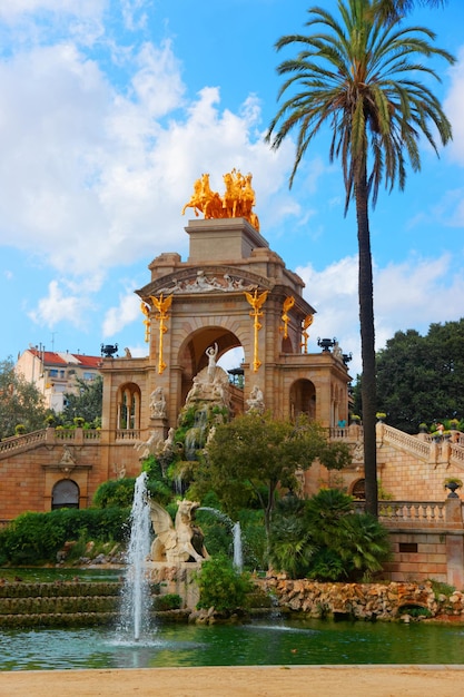 スペイン、バルセロナの公園の城塞にあるカスケーダの噴水。この公園はシウタデラ公園とも呼ばれます。バルセロナはカタルーニャの首都です