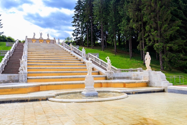 Каскадный фонтан "Золотая гора" в нижнем парке Петергофа в Санкт-Петербурге, Россия