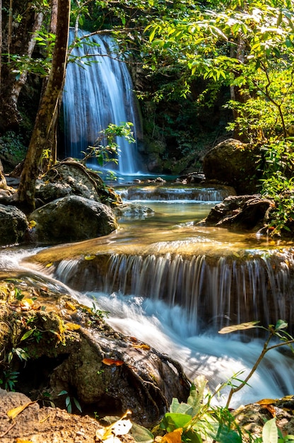 Cascade van watervallen in de jungle van Thailand