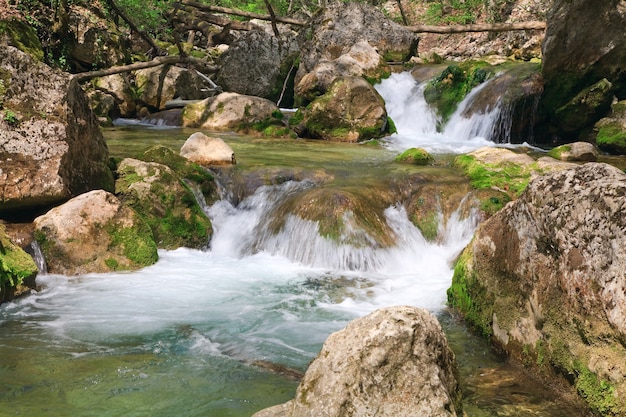 Cascades op de rivier van de lenteberg (Kokkozka-rivier, Grote Krim-Canion, Oekraïne).