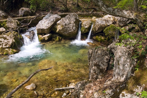 Cascate sul fiume di montagna di primavera (fiume kokkozka, gran canyon di crimea, ucraina).