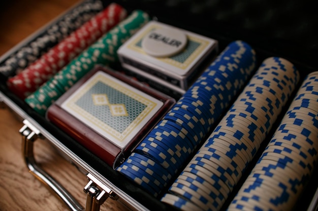 カジノのチップを備えたケースポーカーギャンブル依存症に賭けているゲームチップを備えたオープンスーツケース
