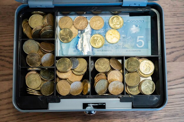 Денежный ящик с монетами и купюрами для обеспечения безопасности мелкой наличности