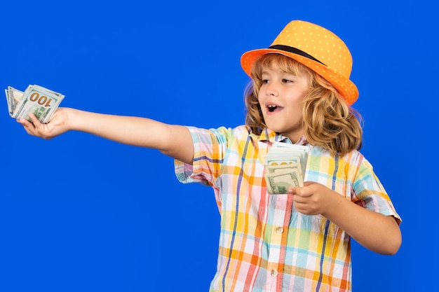 Photo cash money dollars bills kid with hundred dollars money isolated on studio background