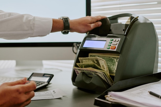 Cash tellen met een machine in een moderne kantooromgeving