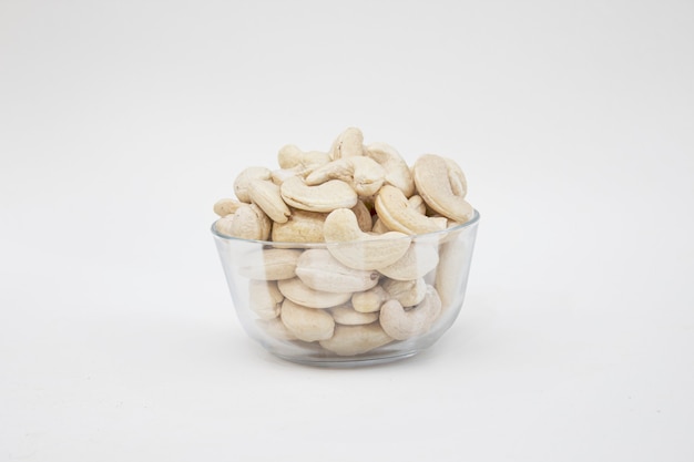 cashew glazen kom geïsoleerde witte achtergrond