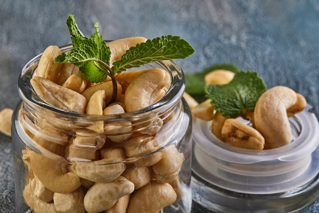 Cashew in een transparante pot met bladen munt bovenop