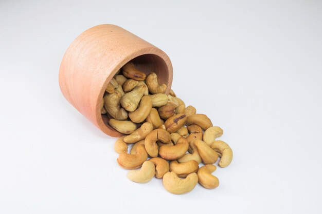 Орех кешью в Индонезии известен как Kacang Mete Подается в маленькой миске на белом фоне