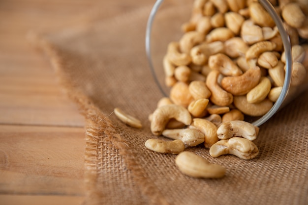 Photo cashew nuts baked salt nutritious and nourishing the brain